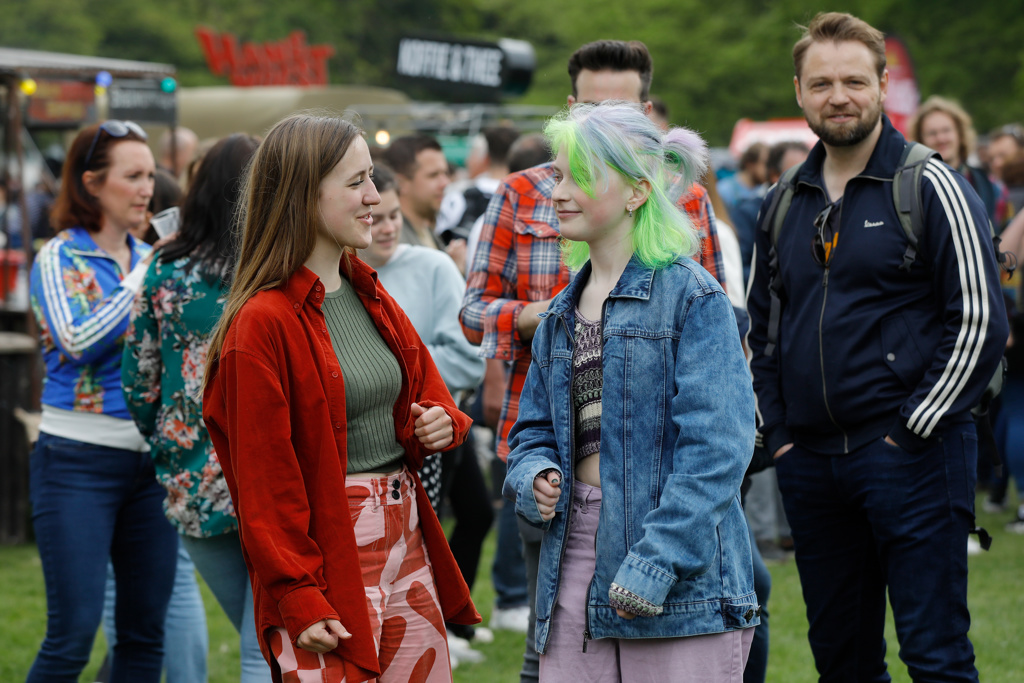 Vriendinnen tijdens bevrijdingsfestival Zuid Holland 2022